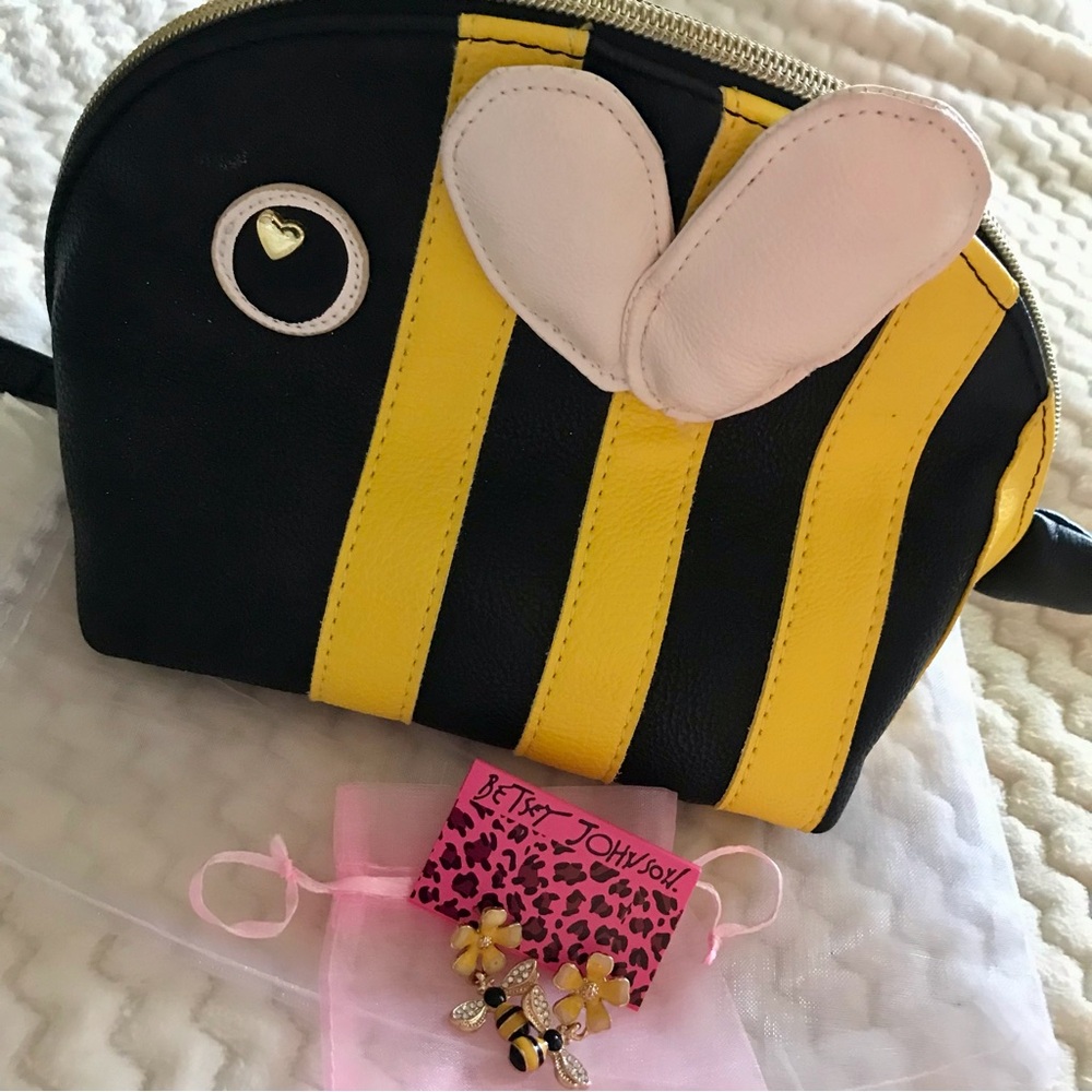 NEW Betsey Johnson Cute Bee Earrings and BEE Happy Makeup Bag Bundle 🐝 🌸✨